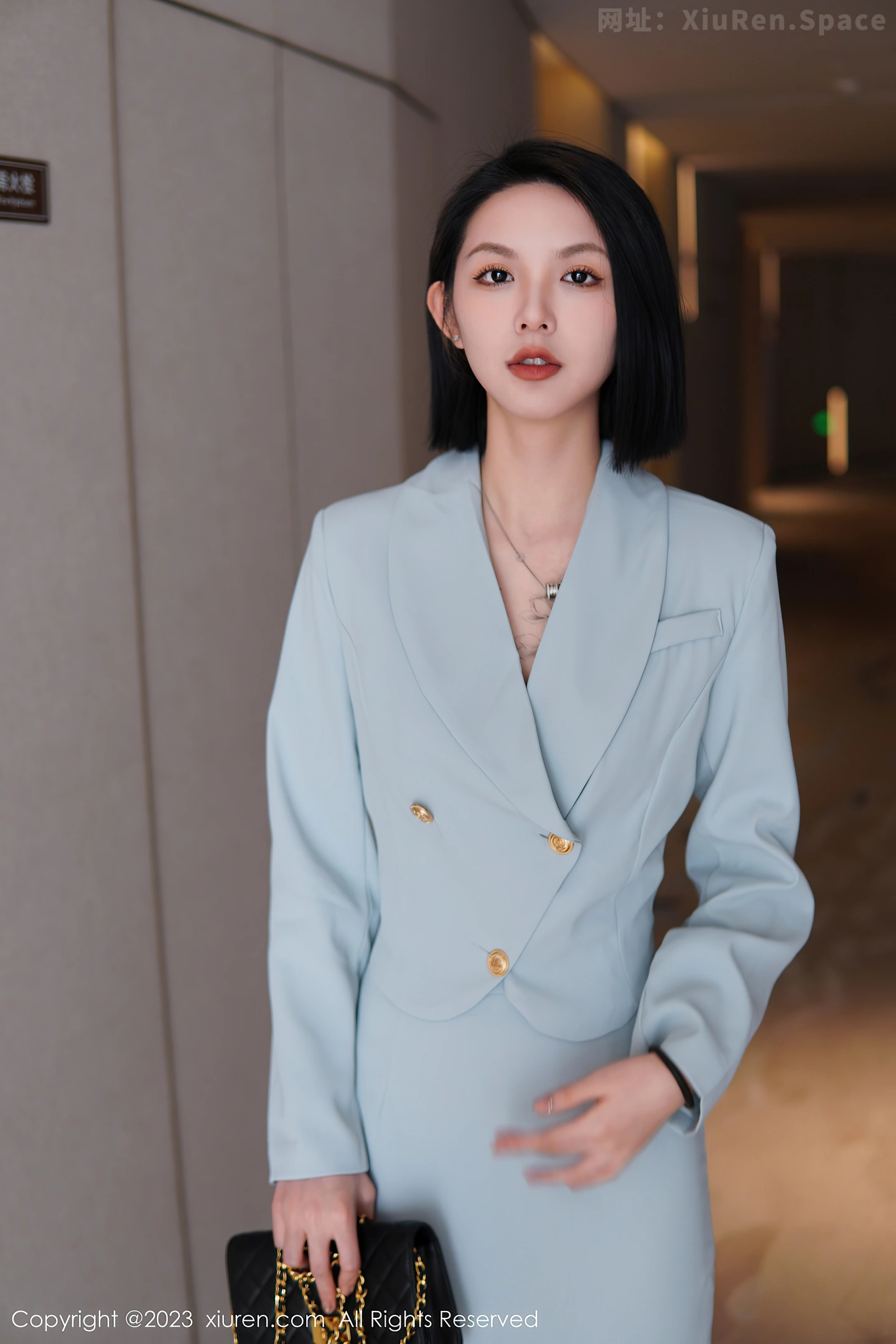 图片[3]-[XiuRen秀人网]2023.06.09 VOL.6885 乔一一 淡蓝色OL制服与性感内衣加肉丝美腿私房写真集-秀人网官方网站